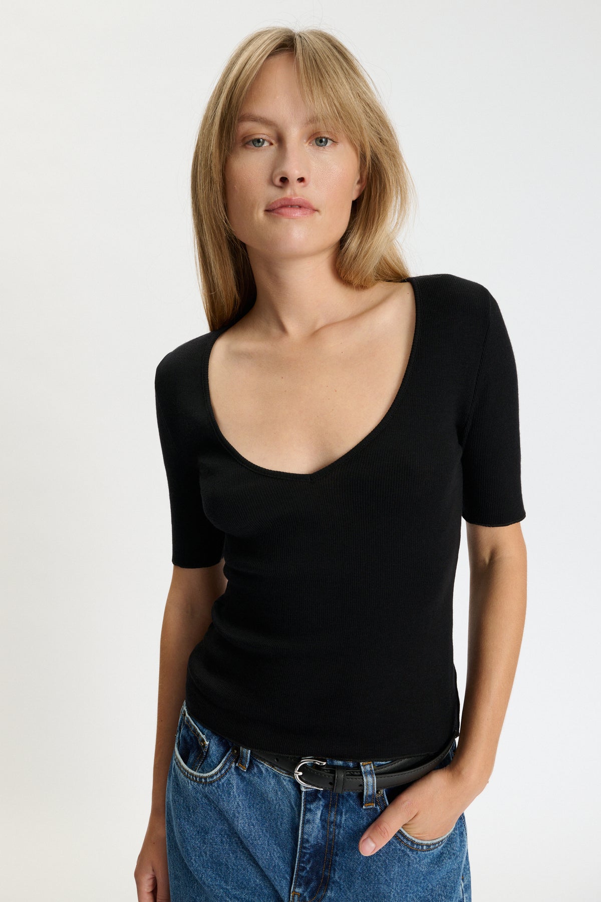 Skall Studio Fae v-neck tee Tee Black