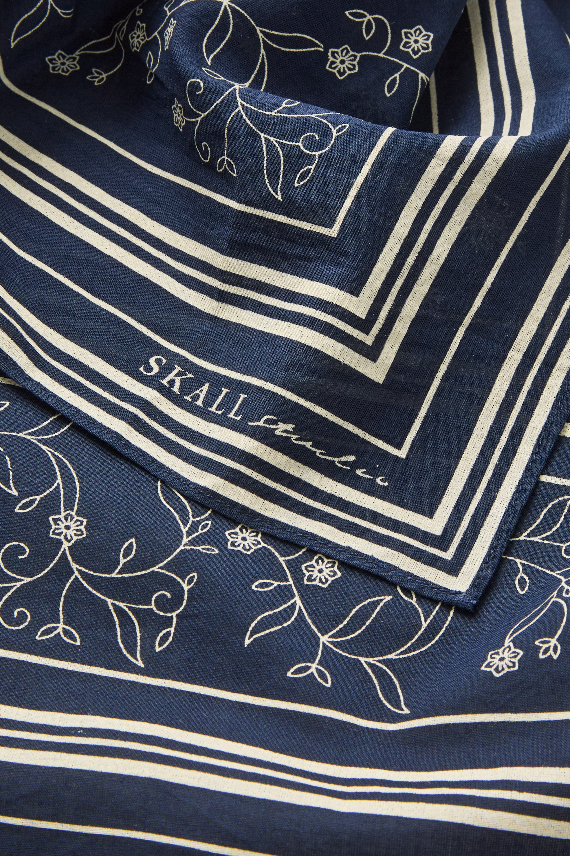Skall classic scarf 90x90 - Dark navy/Light cream – Skall Studio ENG